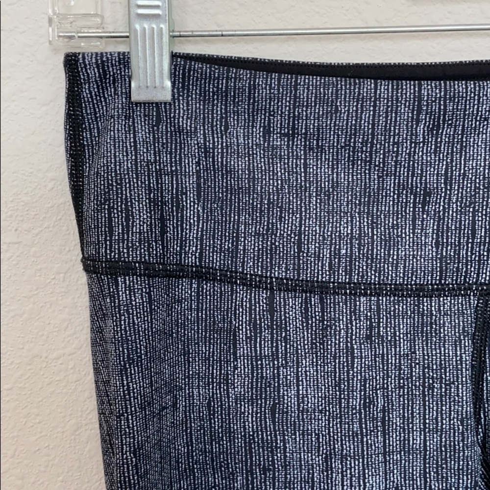 Lululemon Black & White 21” Capris - Picture 4 of 9